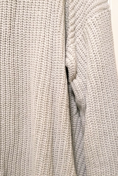 ✨ HOST PICK ✨ Open-Back, Twist Sweater - Picture 14 of 16